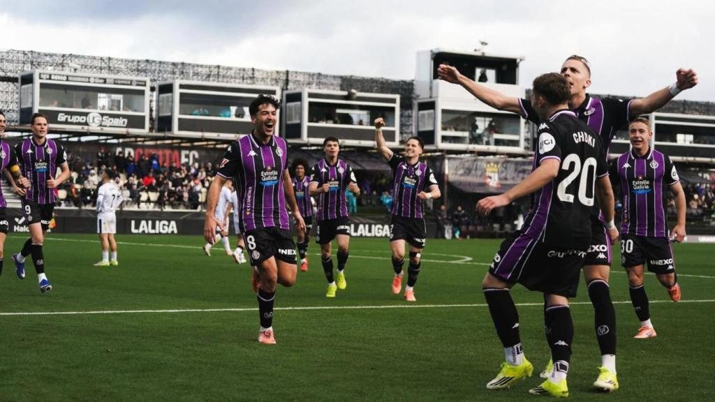 Los jugadores del Real Valladolid celebran uno de los goles ante el A.D. Ceuta en el partido de este sábado