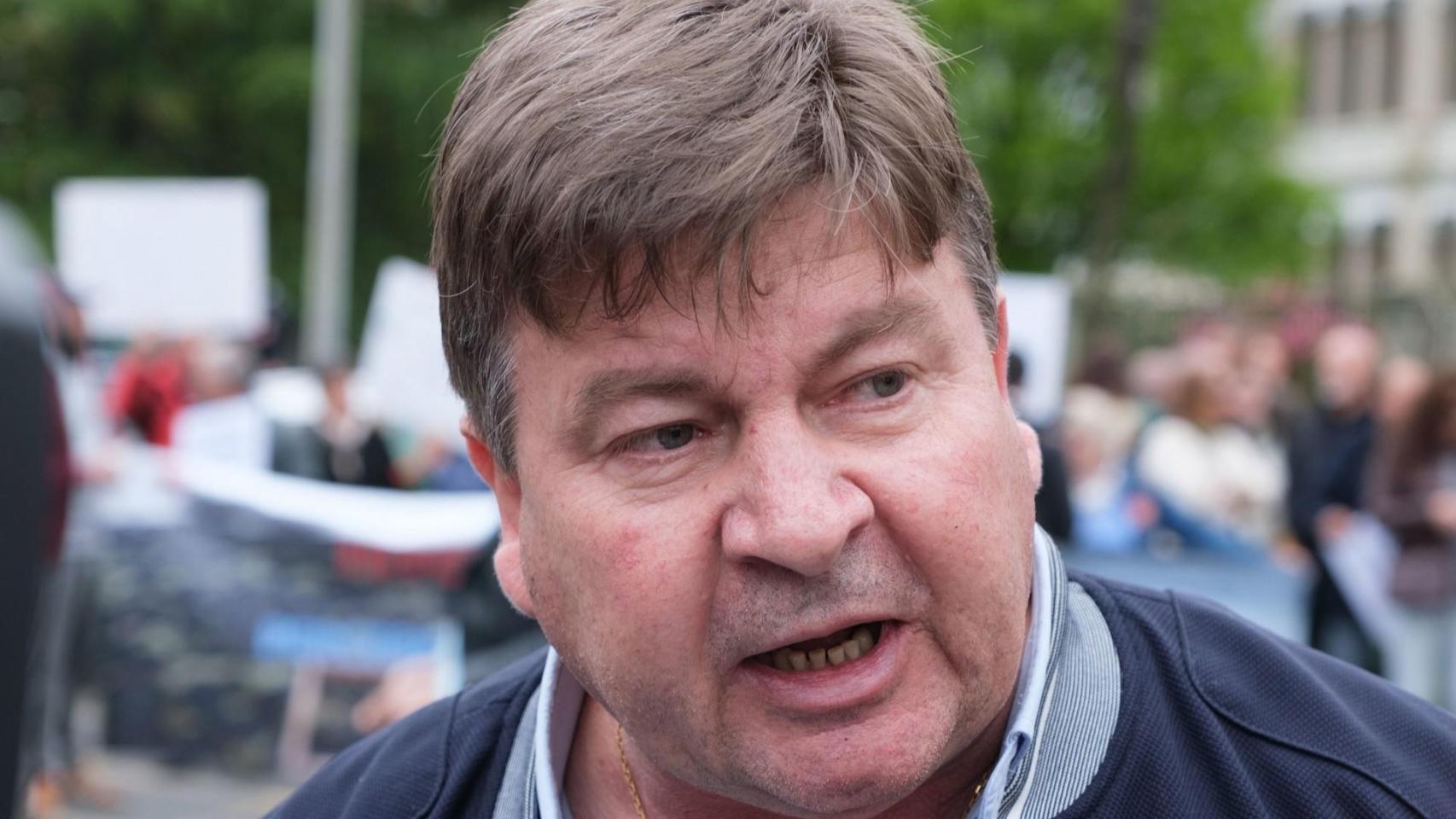 El presidente de las Cofradías de Galicia, José Antonio Pérez Sieira, durante la concentración en Defensa do Sector Percebeiro de Galicia e Contra as chapuzas políticas ao sector do mar, ante la sede de la Xunta , a 14 de abril de 2023, en Santiago