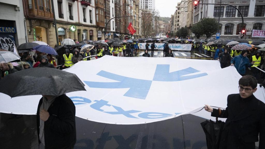 Manifestación convocada por Sare en favor de los derechos de los presos de ETA, a 10 de enero de 2026, en Bilbao, Vizcaya.