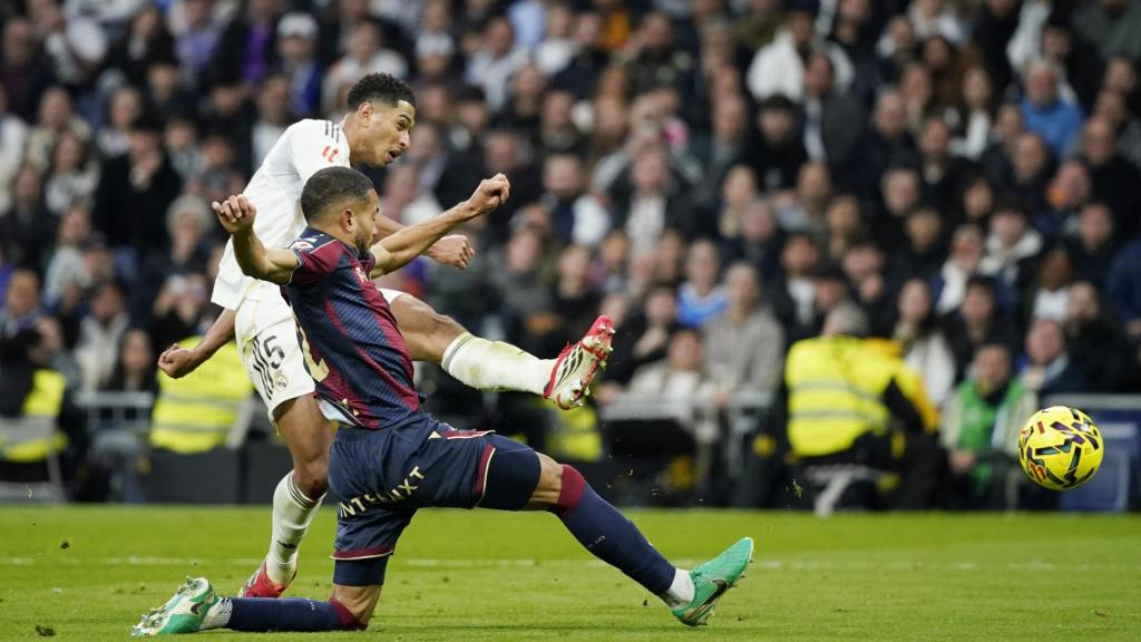 Bellingham ejecuta un disparo en el partido ante el Levante.