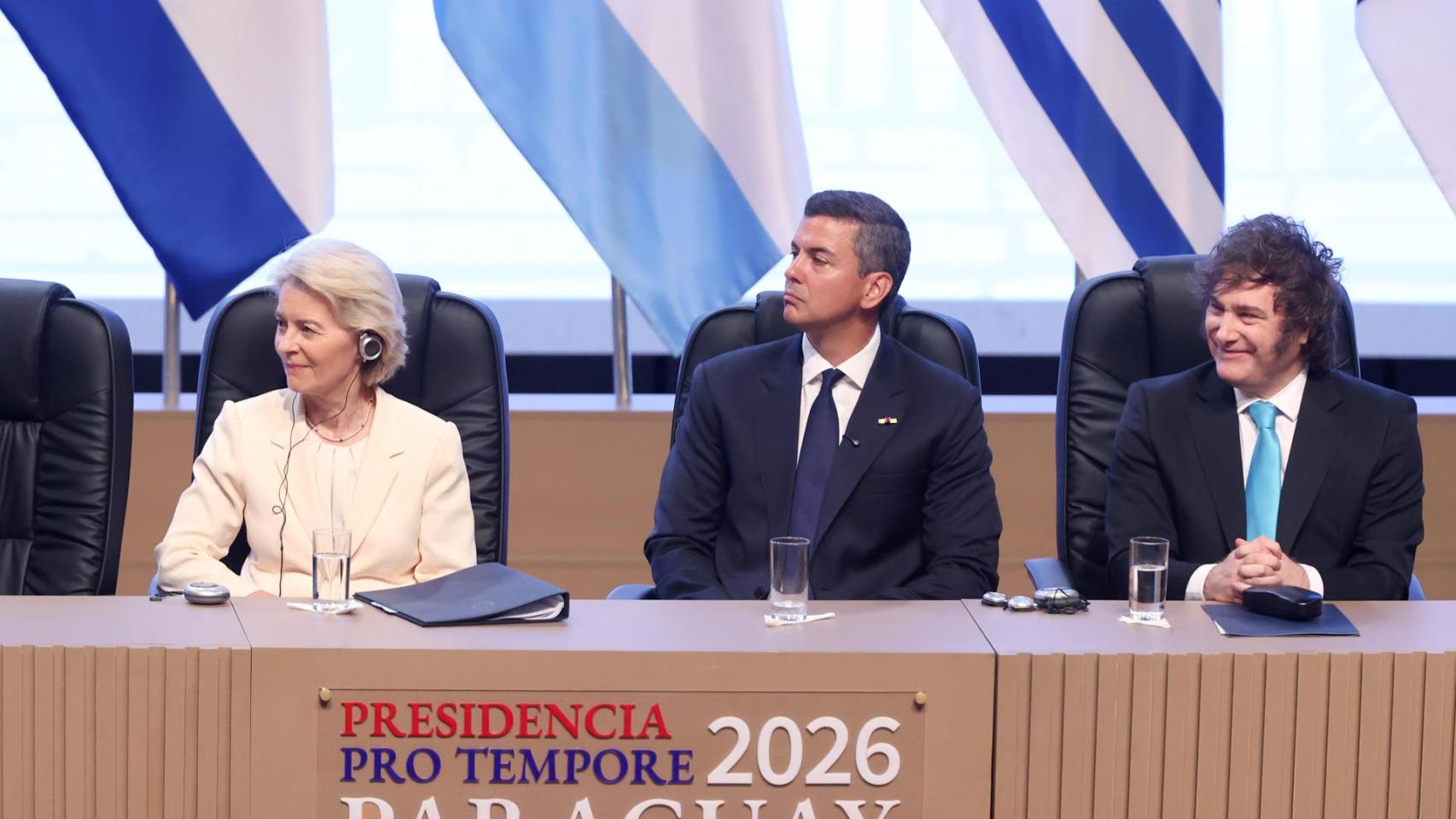 Ursula von der Leyen junto al presidente de Uruguay, Santiago Peña y al presidente de Argentina, Javier Milei durante el acto de la firma del acuerdo Mercosur-UE.  .