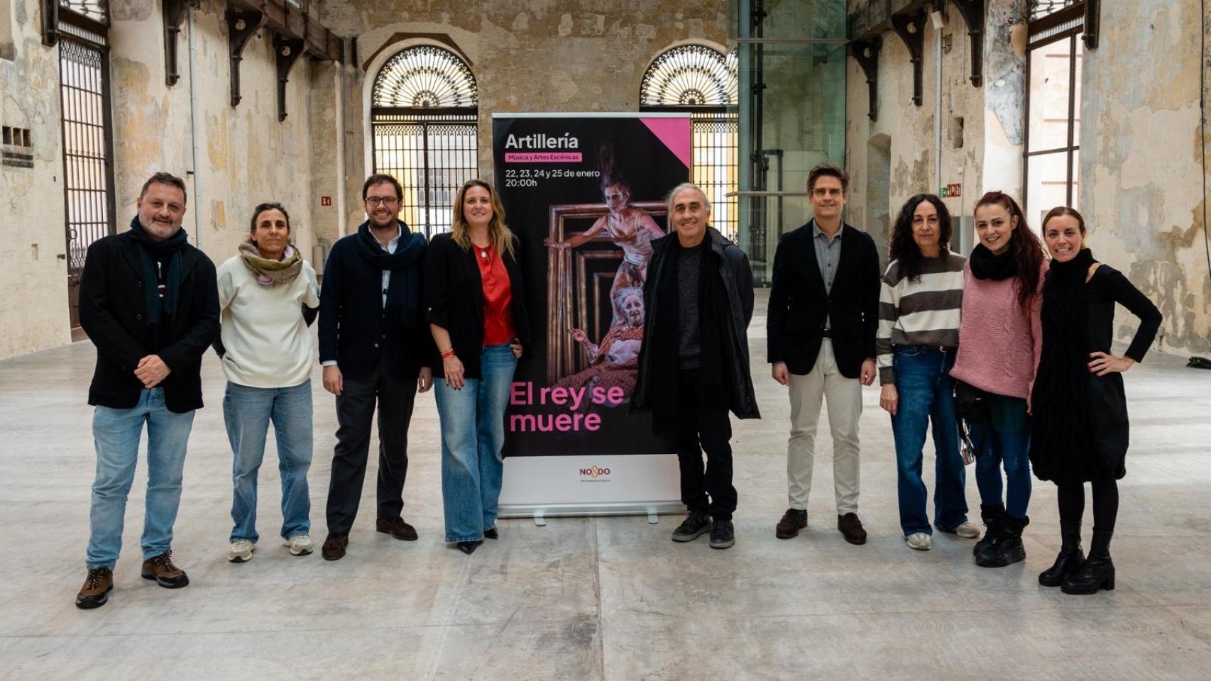 Miembros de la compañía Atalaya con la concejala de Cultura, Angie Moreno, y el director del ICAS, Fernando Mañes.