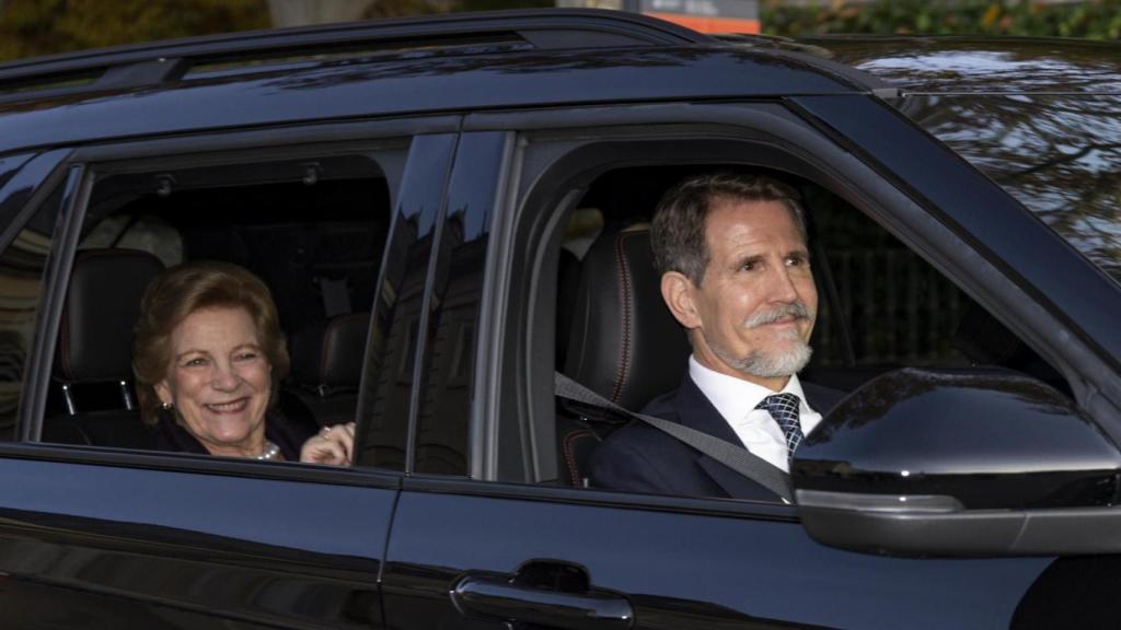 Pablo de Grecia y su madre, Ana María de Grecia, en el almuerzo privado ofrecido por la Familia Real y sus seres queridos en el palacio de El Pardo, en Madrid, el pasado 22 de noviembre, con motivo de los 50 años de la monarquía.