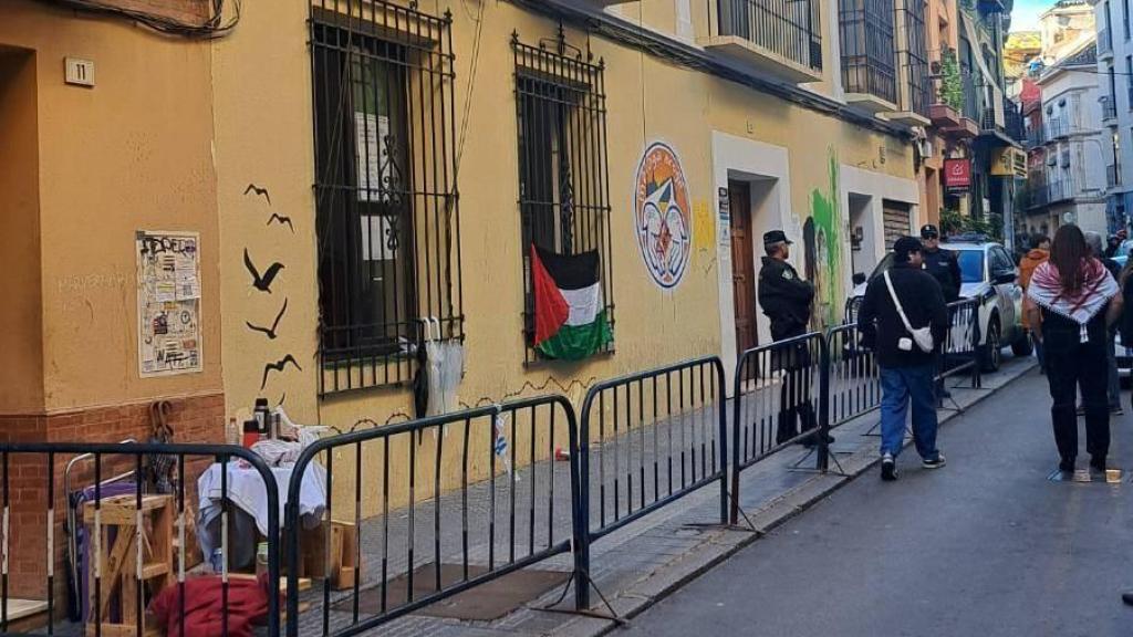 El edificio de la Junta de calle Ollerías este sábado.