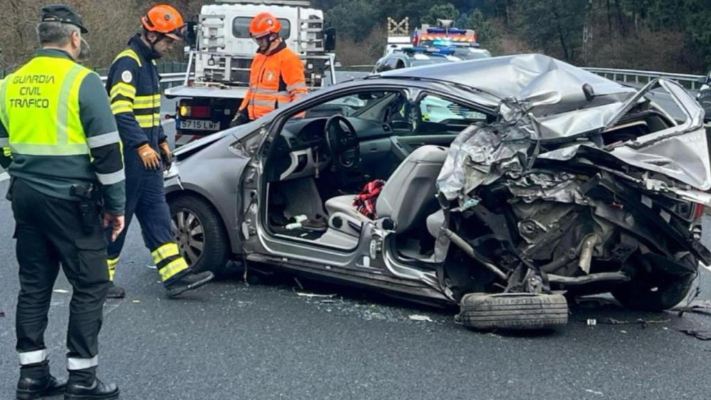 Accidente en la AP-9 entre un camión de mercancías peligrosas y un coche, a 17 de enero de 2026.