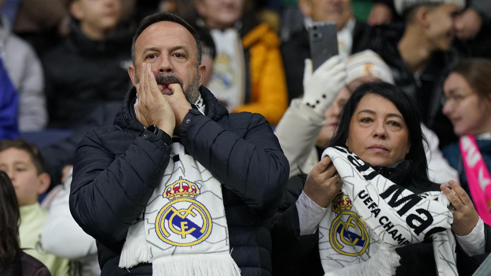 Varios aficionados en el Santiago Bernabéu silban al equipo en el partido ante el Levante.