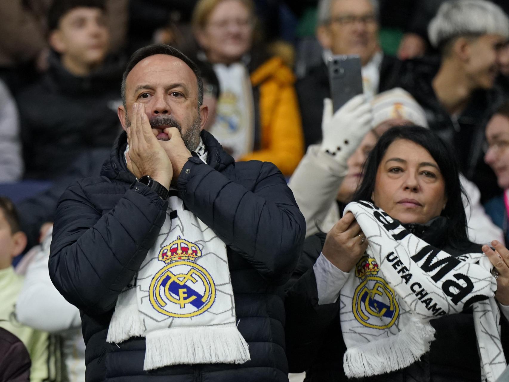 Varios aficionados en el Santiago Bernabéu silban al equipo en el partido ante el Levante.