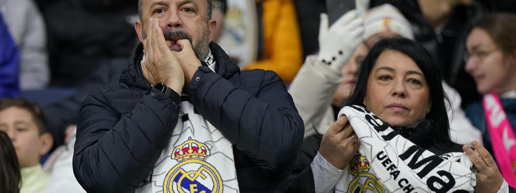 Varios aficionados en el Santiago Bernabéu silban al equipo en el partido ante el Levante.