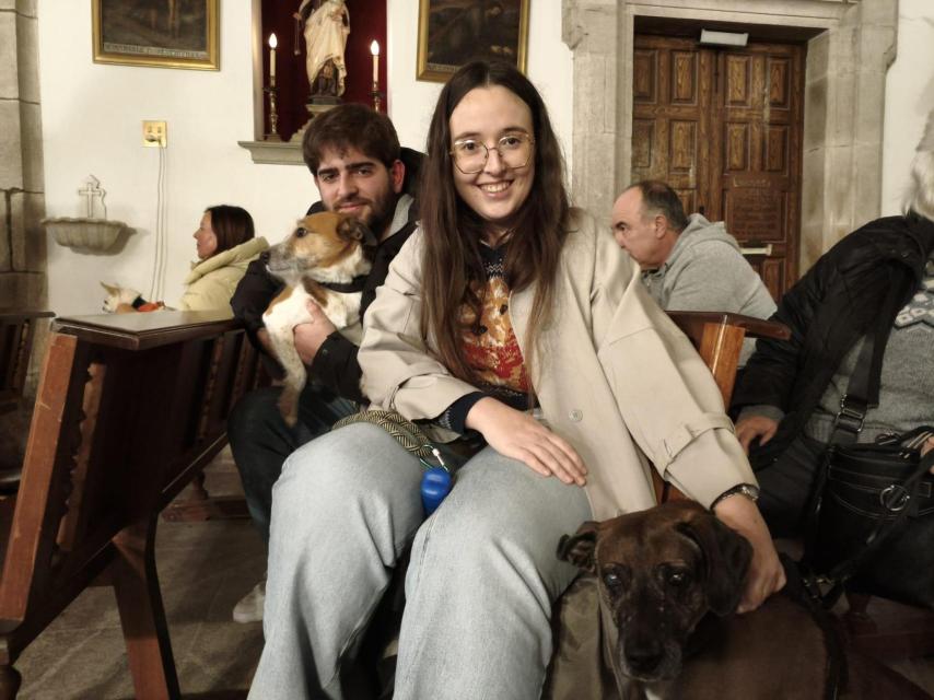 Topi y Crispy con sus dueños Marina y Rodrigo