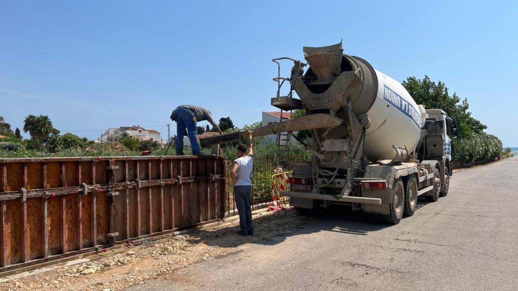 Imagen de la construcción del muro sufragado por los vecinos de Alcossebre para protegerse del río Sant Miquel. EE