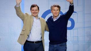 Alfonso Fernández Mañueco y Alberto Núñez Feijóo, el pasado 29 de noviembre, en el II Foro de las Grandes Ciudades del PP celebrado en Burgos.