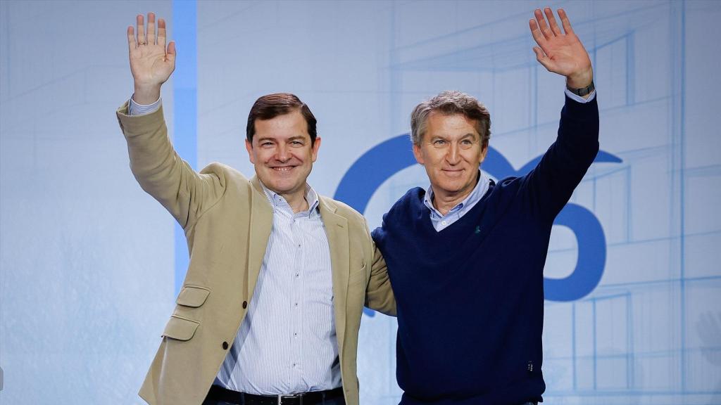 Alfonso Fernández Mañueco y Alberto Núñez Feijóo, el pasado 29 de noviembre, en el II Foro de las Grandes Ciudades del PP celebrado en Burgos.
