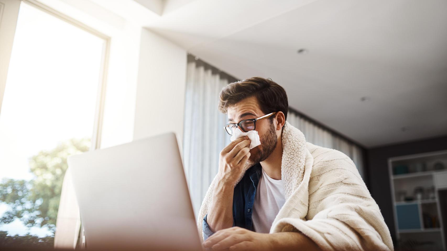Imagen de archivo de un trabajador enfermo.