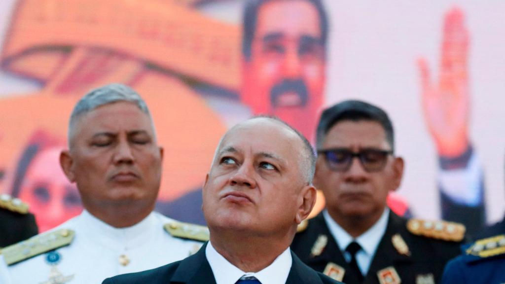 El ministro del Interior de Venezuela, Diosdado Cabello, asiste a la ceremonia Ascensos y Condecoraciones a Héroes y Mártires, en honor al personal militar y de seguridad venezolano y cubano que murió durante una operación estadounidense para capturar al presidente de Venezuela, Nicolás Maduro, y a su esposa, Cilia Flores, en Caracas, el 8 de enero de 2026.