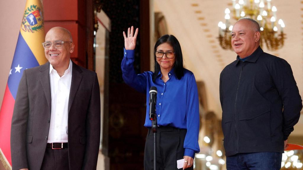 La presidenta interina de Venezuela, Delcy Rodríguez, el presidente de la Asamblea Nacional de Venezuela, Jorge Rodríguez, y el ministro del Interior de Venezuela , Diosdado Cabello, asisten a una conferencia de prensa el 14 de enero de 2026.