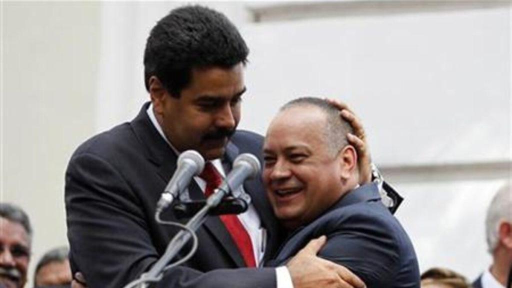 Nicolás Maduro abraza a Diosdado Cabello durante la inauguración de la asamblea en Caracas el 5 de enero de 2013.