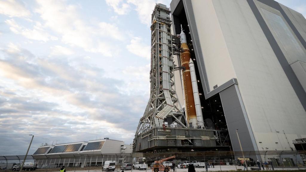 El cohete SLS y la nave Orion saliendo del Edificio de Ensamblaje de Vehículos de la NASA.