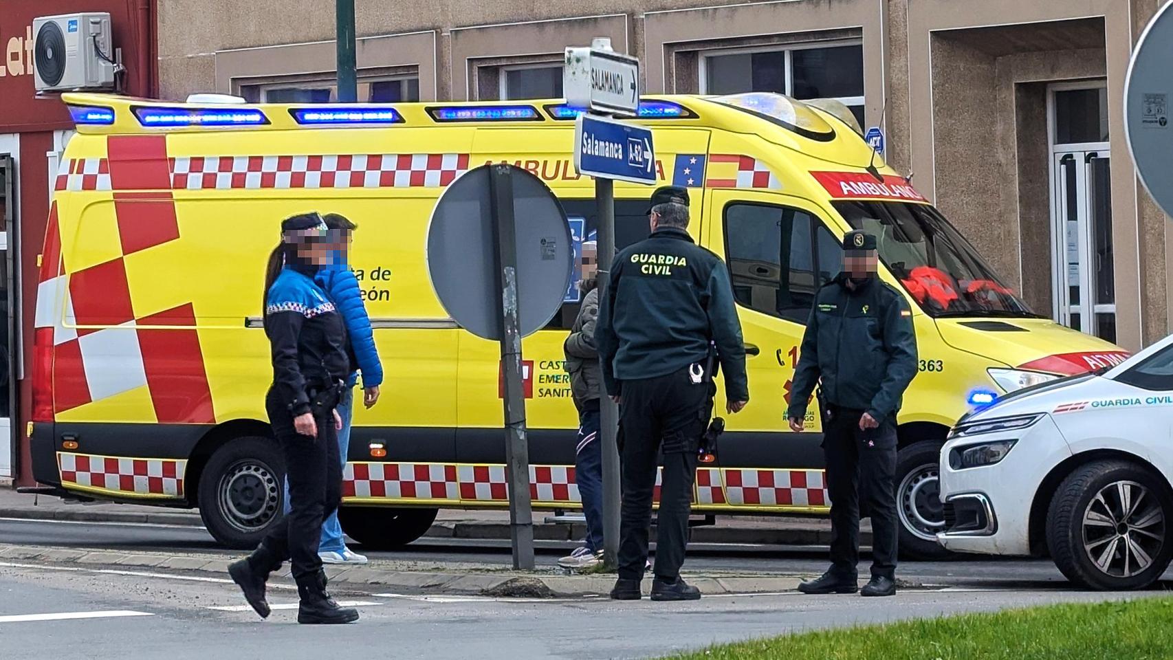 La Policía Local, la Guardia Civil y una ambulancia de Sacyl en el lugar del fatal accidente, en Ciudad Rodrigo