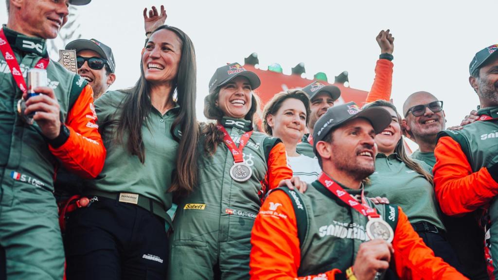 La burgalesa Cristina Gutiérrez celebra el triunfo de Dacia en el final del Dakar 2026, este sábado