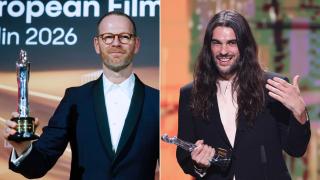 Joachim Trier posa con el premio del Cine Europeo al mejor director por 'Valor sentimental'. A la derecha, Oliver Laxe con uno de los galardones técnicos cosechados por 'Sirat'. Fotos: EFE/EPA/Clemens Bilan / Movistar Plus+