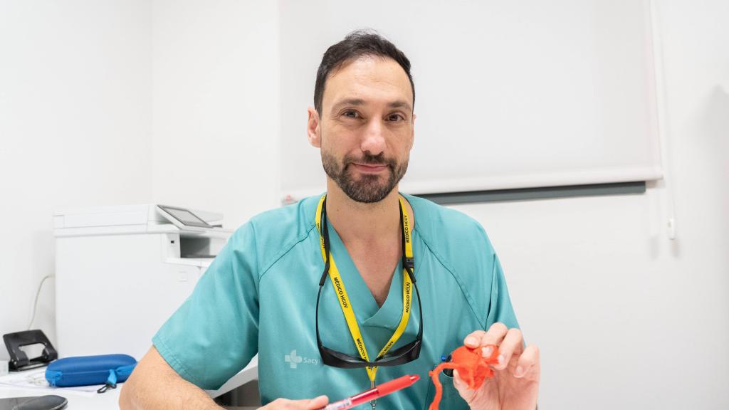 El doctor Ignacio Amat-Santos, cardiólogo intervencionista de la Unidad de Hemodinámica del Hospital Clínico Universitario de Valladolid e investigador del Instituto de Ciencias del Corazón
