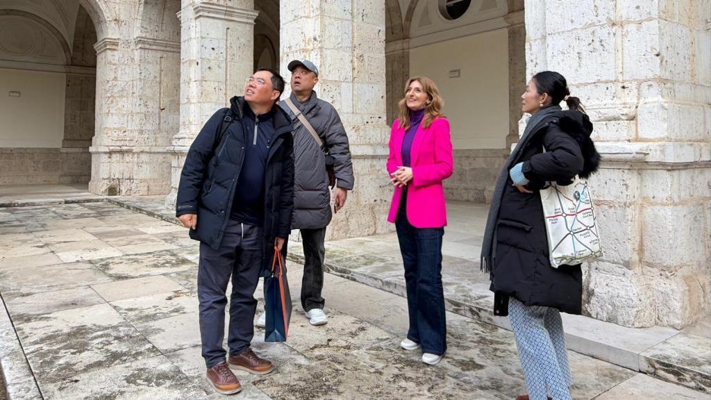 La viceconsejera de Acción Cultural de la Junta, Mar Sancho, durante la recepción a los representantes de GrayScale Production, productora taiwanesa de series, programas de variedades y publicidad