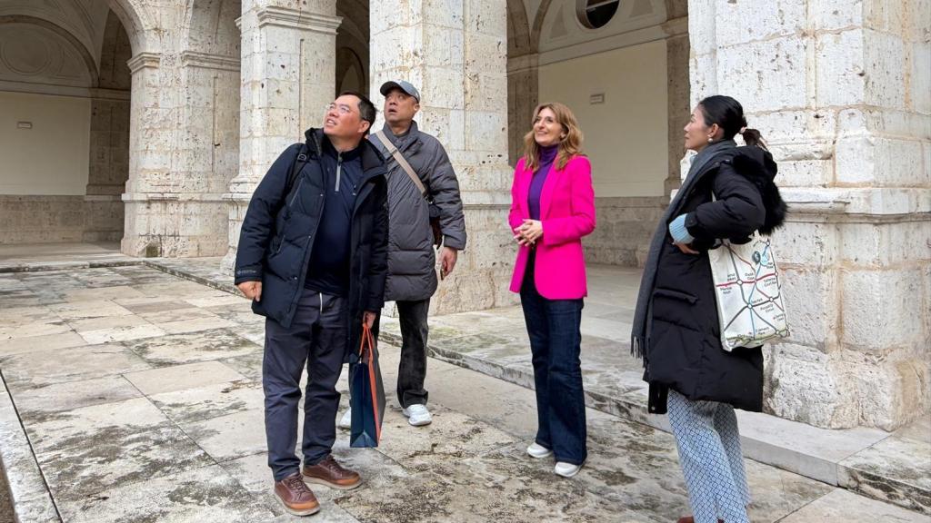 La viceconsejera de Acción Cultural de la Junta, Mar Sancho, durante la recepción a los representantes de GrayScale Production, productora taiwanesa de series, programas de variedades y publicidad