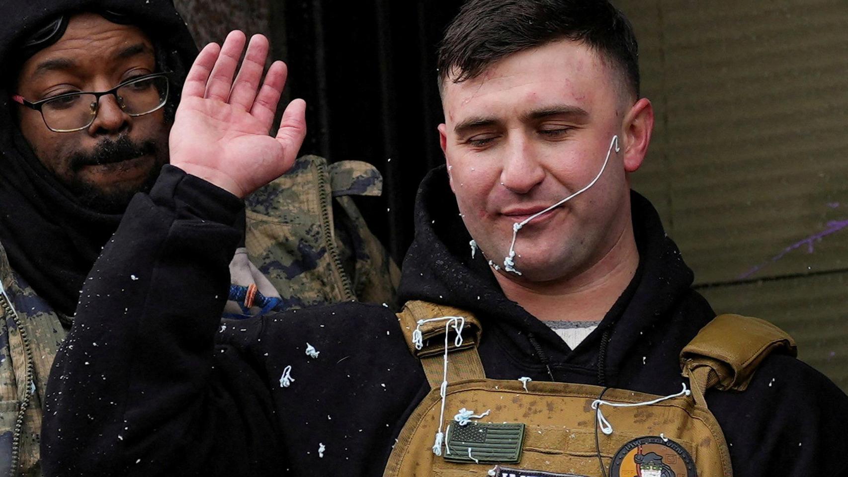 El 'influencer ultra' antiislámico Jake Lang hace un gesto durante su Marcha contra el Fraude en Minnesota en medio de acusaciones de fraude entre la numerosa comunidad somalí-estadounidense del estado, en Minneapolis, Minnesota (EEUU).