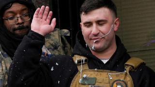 El 'influencer ultra' antiislámico Jake Lang hace un gesto durante su Marcha contra el Fraude en Minnesota en medio de acusaciones de fraude entre la numerosa comunidad somalí-estadounidense del estado, en Minneapolis, Minnesota (EEUU).