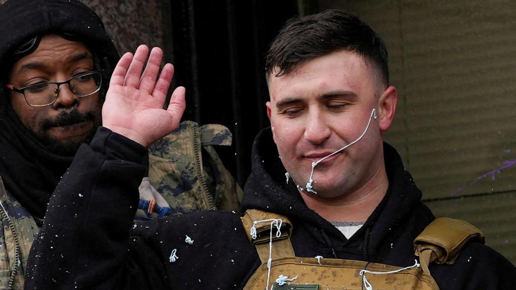 El 'influencer ultra' antiislámico Jake Lang hace un gesto durante su Marcha contra el Fraude en Minnesota en medio de acusaciones de fraude entre la numerosa comunidad somalí-estadounidense del estado, en Minneapolis, Minnesota (EEUU).