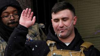 El 'influencer ultra' antiislámico Jake Lang hace un gesto durante su Marcha contra el Fraude en Minnesota en medio de acusaciones de fraude entre la numerosa comunidad somalí-estadounidense del estado, en Minneapolis, Minnesota (EEUU).