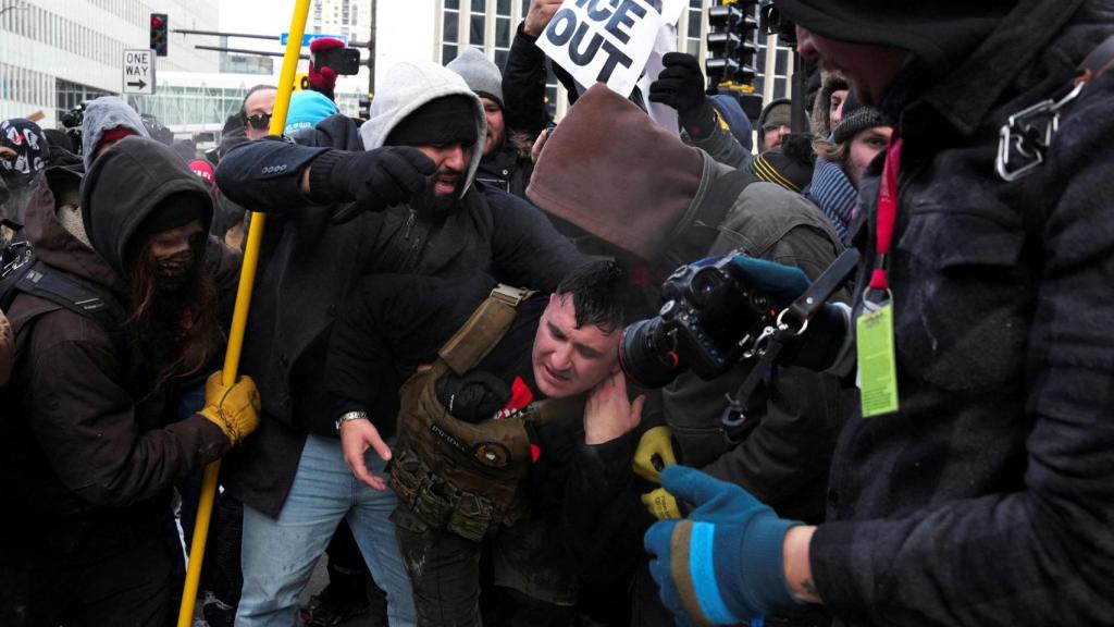 El 'influencer ultra' Jake Lang en medio de las protestas.