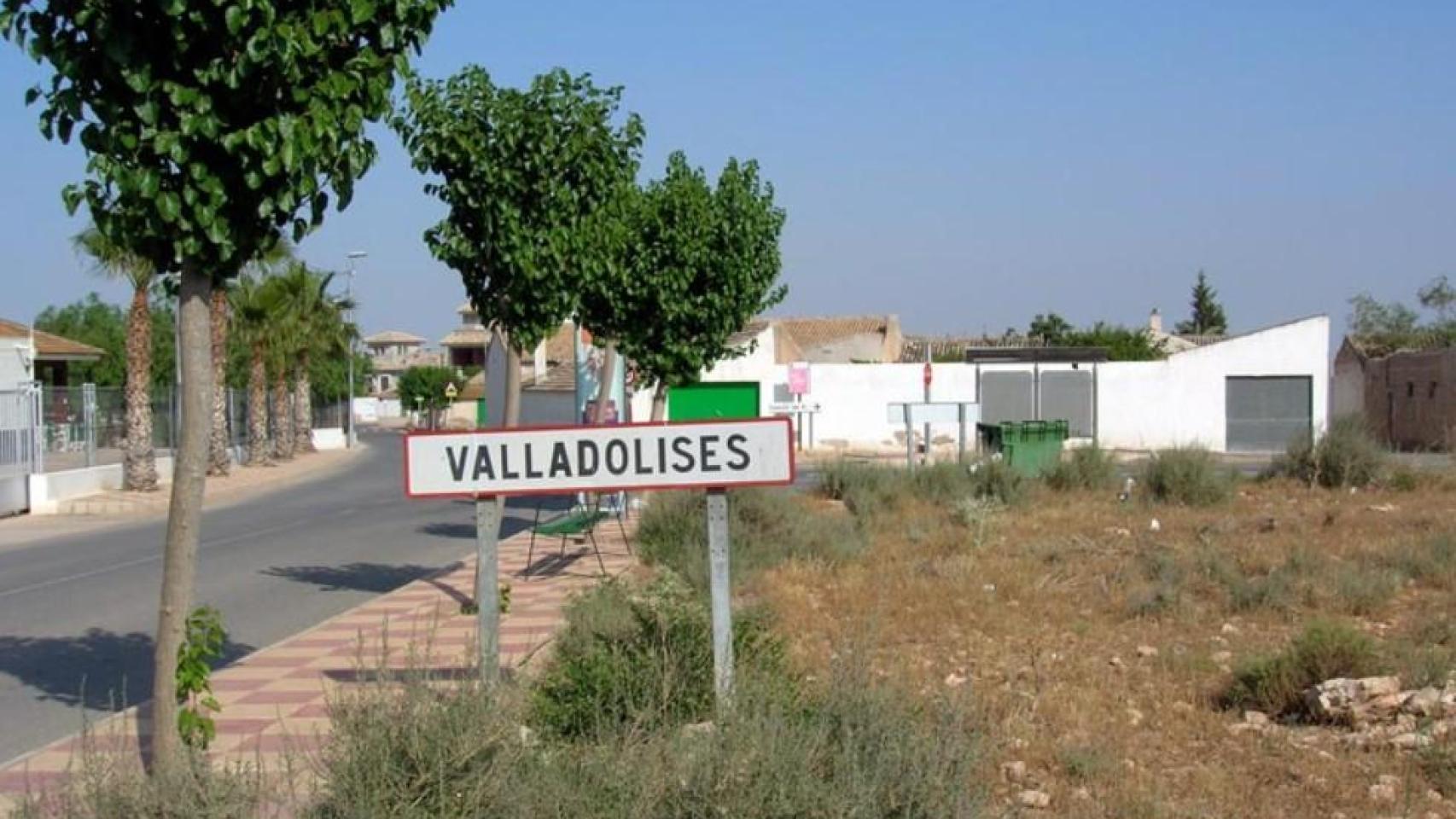 La entrada a la pedanía murciana de Valladolises donde ha muerto la menor.