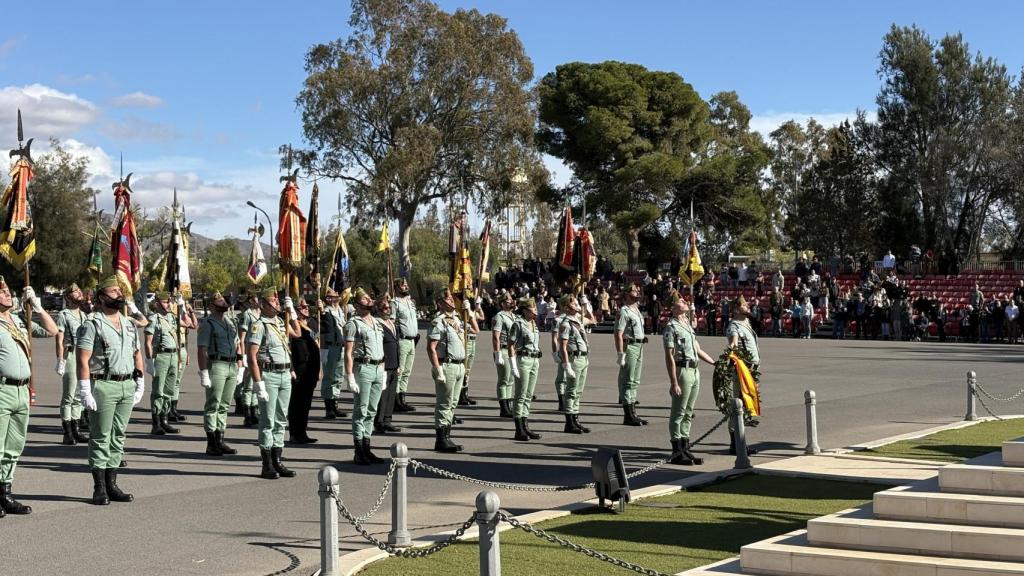 Guiones legionarios en el homenaje a los caídos