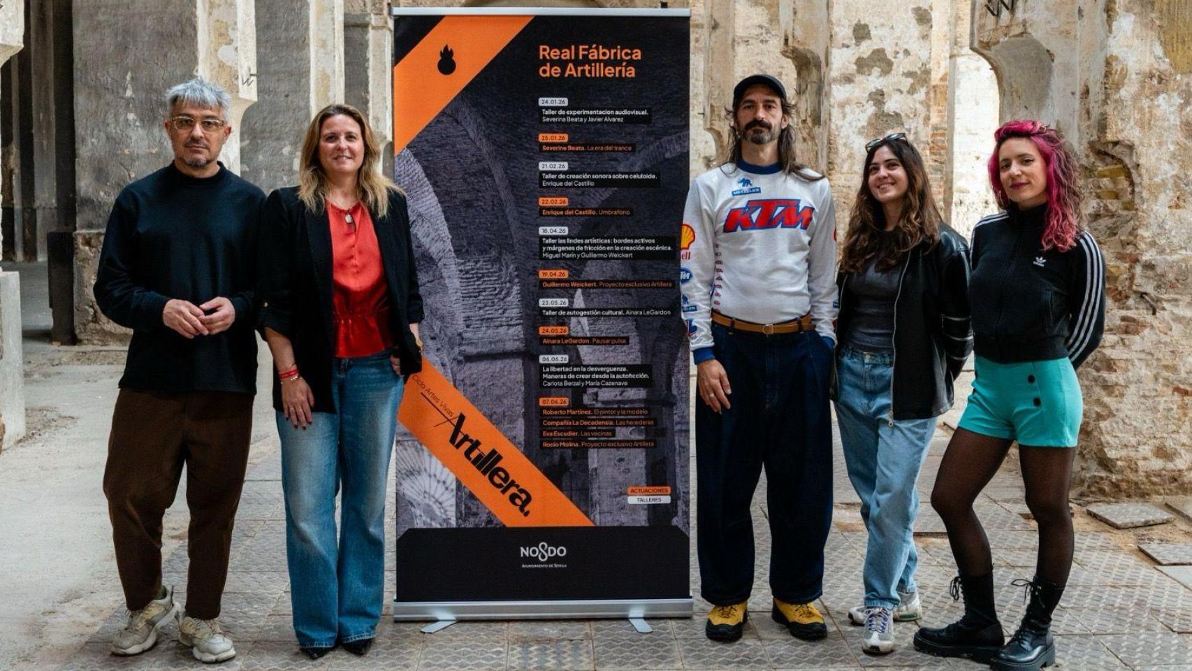 La concejala de Turismo y Cultura, Angie Moreno, posa con el cartel del ciclo 'Artillera'.