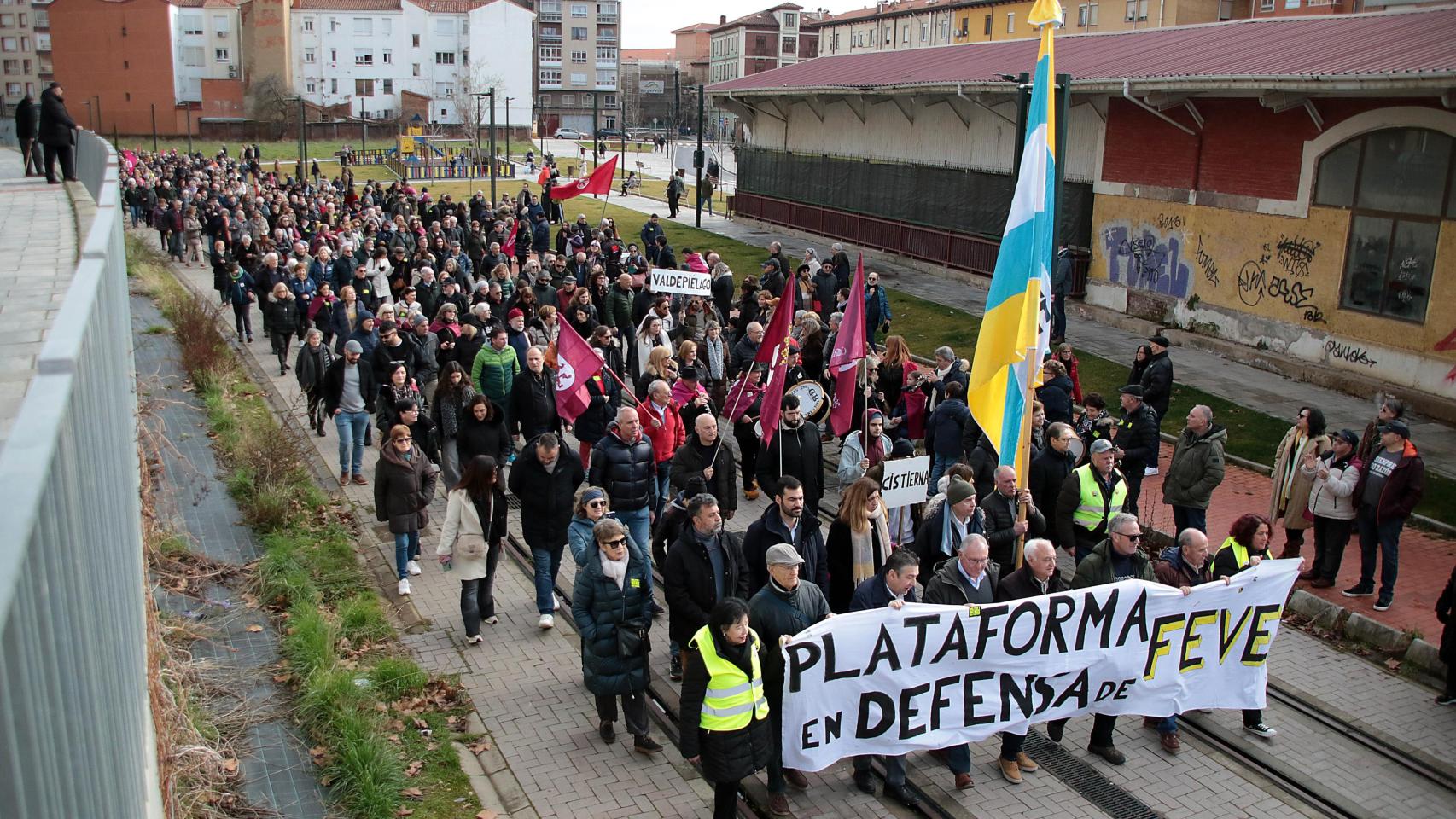 Manifestación por la llegada de Feve al centro de León, este domingo en la capital leonesa