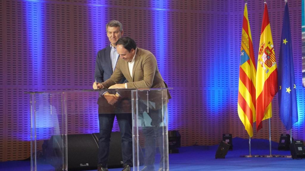 Juanfran Pérez Llorca, presidente del PPCV, firma la 'Declaración de Zaragoza'. EE