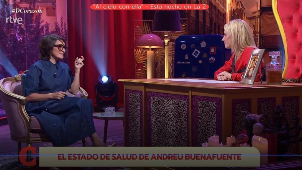 Silvia Abril, en el plató de 'A cielo con ella', de La 2 y RTVE Play, presentado por Henar Álvarez.