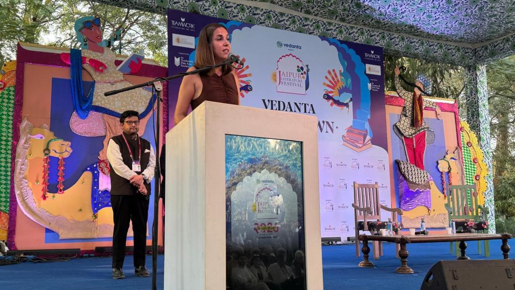 La concejala de Turismo, Eventos y Marca Ciudad del Ayuntamiento de Valladolid, Blanca Jiménez, durante su intervención en el Jaipur Literature Festival