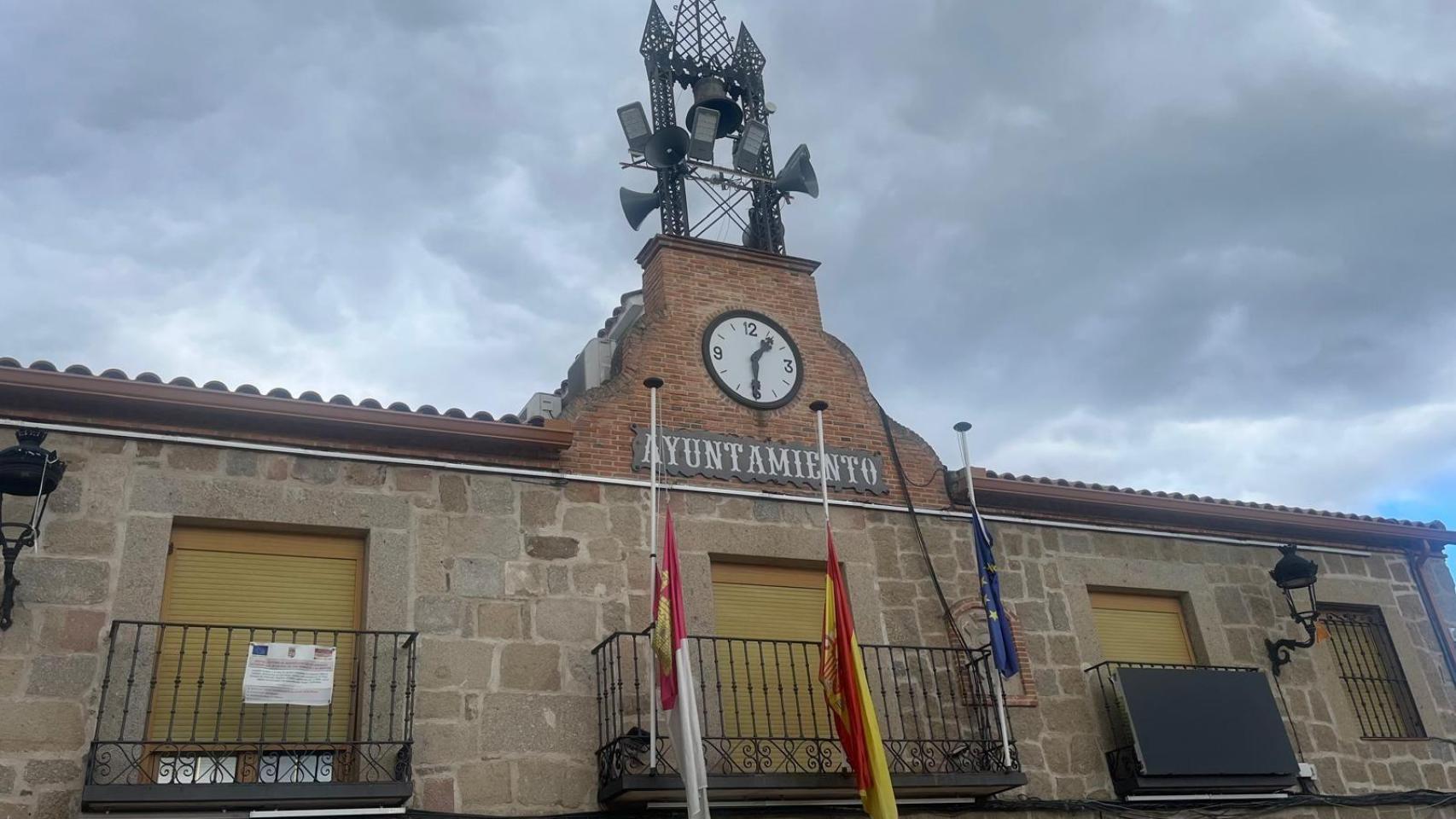 Ayuntamiento de San Román de los Montes con las banderas a media asta.