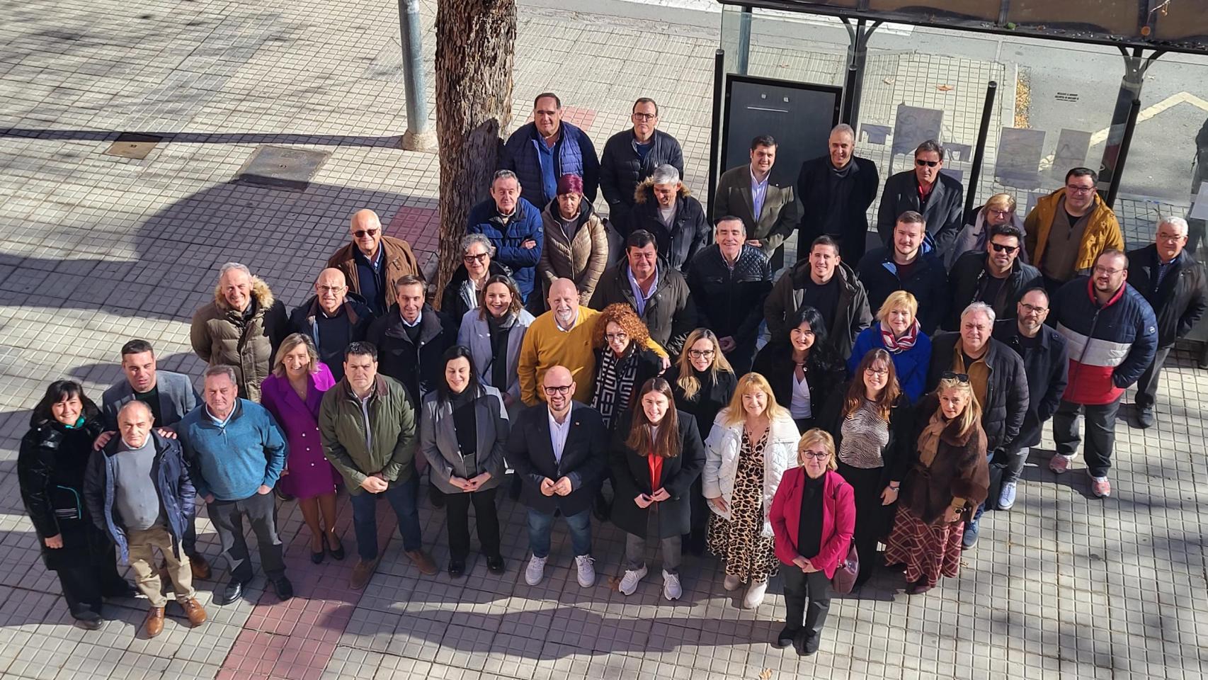 El candidato del PAR a la Presidencia de Aragón, Alberto Izquierdo; los cabezas de lista por Zaragoza, Francisco Nasarre, y por Huesca, María Ángeles Roca, candidatos a las Cortes de Aragón por las tres provincias, cargos y militantes.