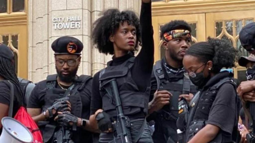 Varios miembros de los Panteras Negras, rifle en mano, durante las protestas en Mineápolis (Minnesota).