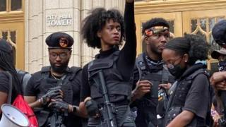 Varios miembros de los Panteras Negras, rifle en mano, durante las protestas en Mineápolis (Minnesota).