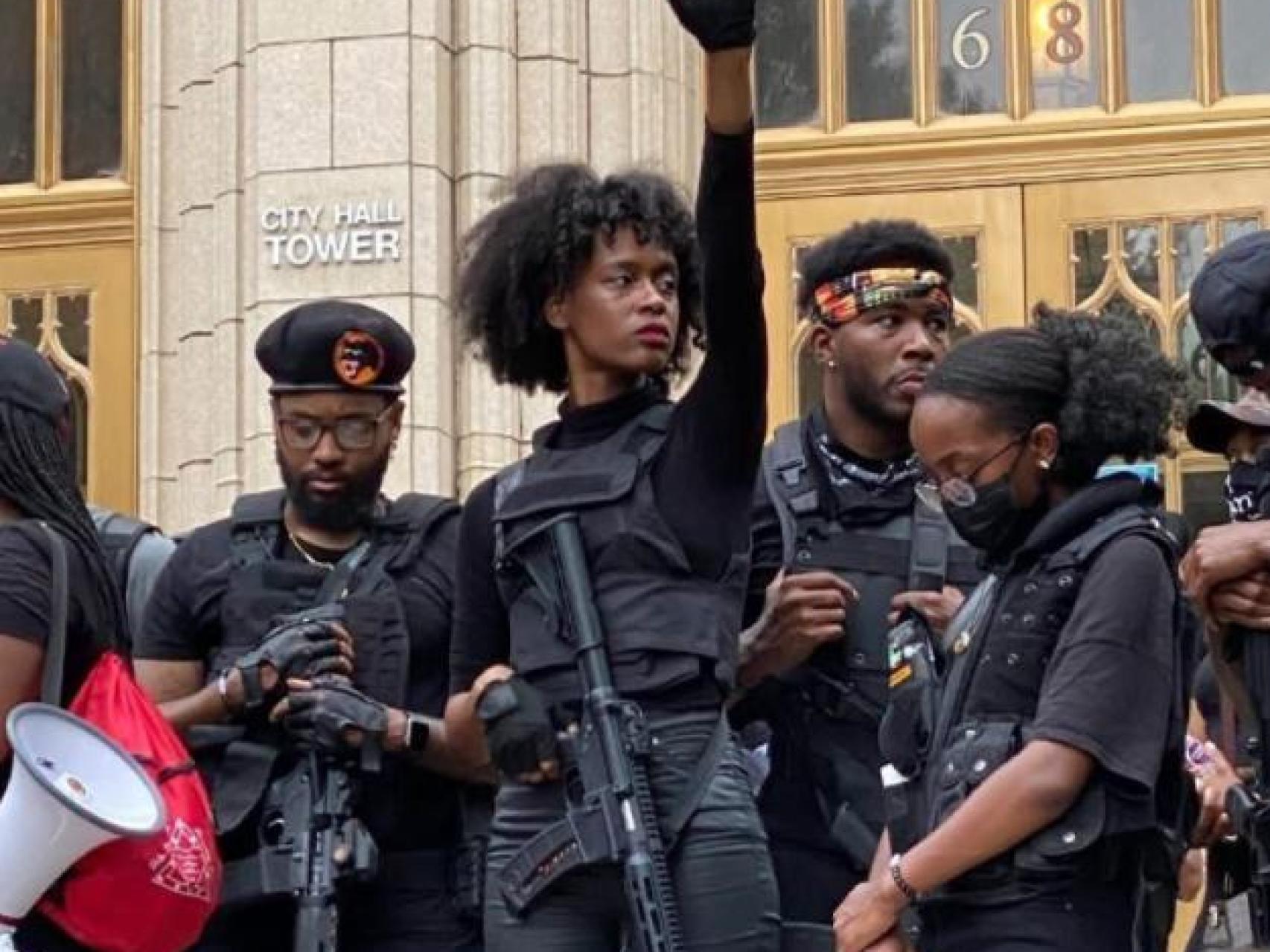 Varios miembros de los Panteras Negras, rifle en mano, durante las protestas en Mineápolis (Minnesota).