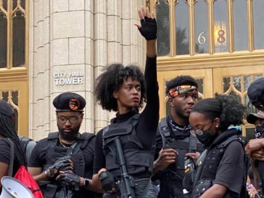 Varios miembros de los Panteras Negras, rifle en mano, durante las protestas en Mineápolis (Minnesota).
