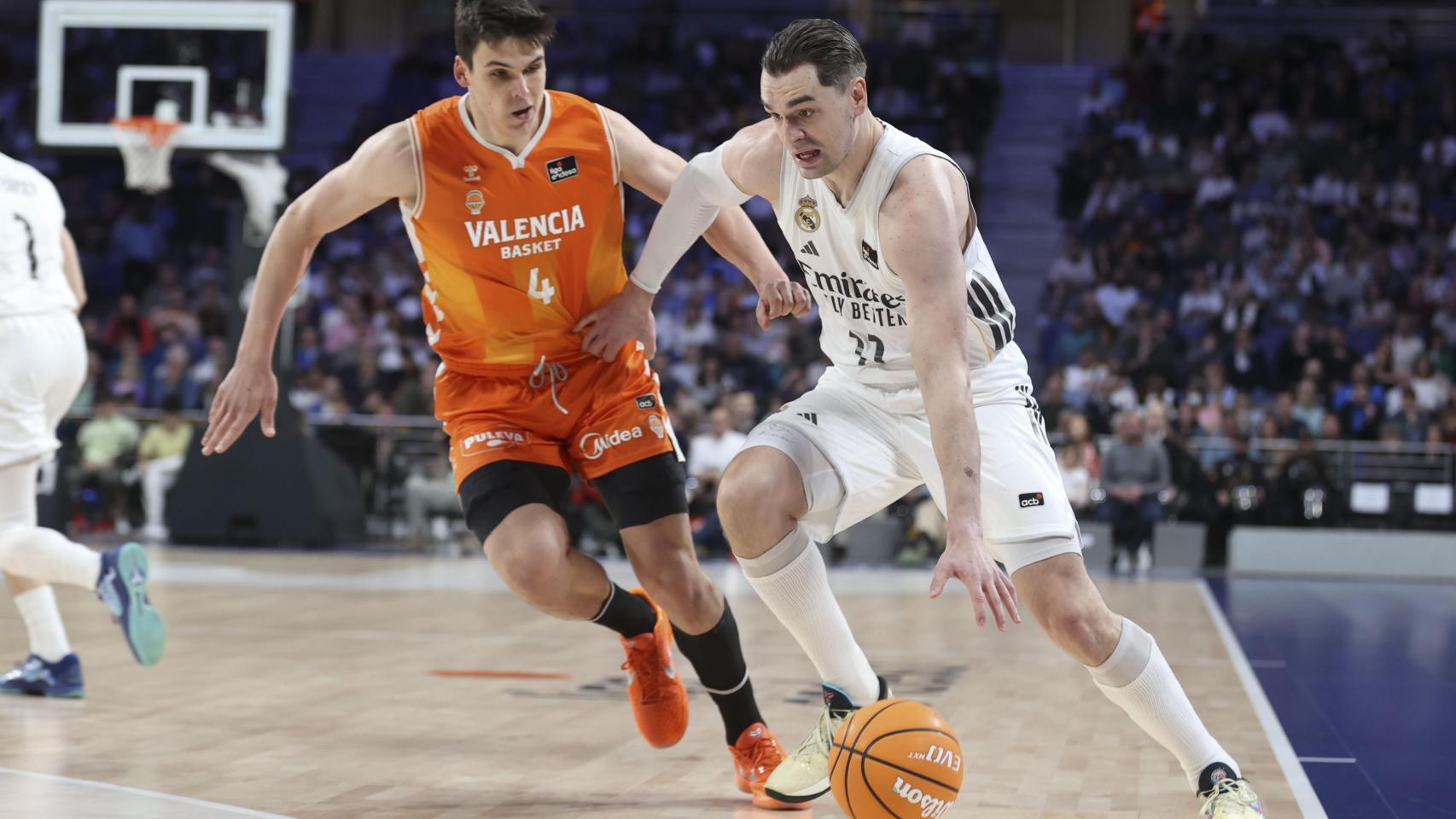 Mario Hezonja conduce el balón bajo la presión de Jaime Pradilla.