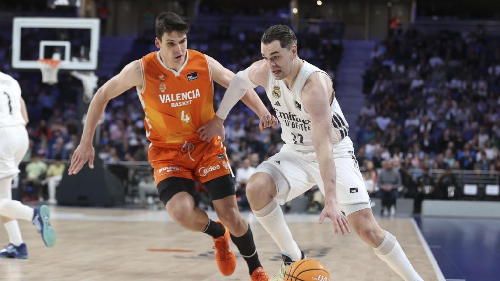 Mario Hezonja conduce el balón bajo la presión de Jaime Pradilla.