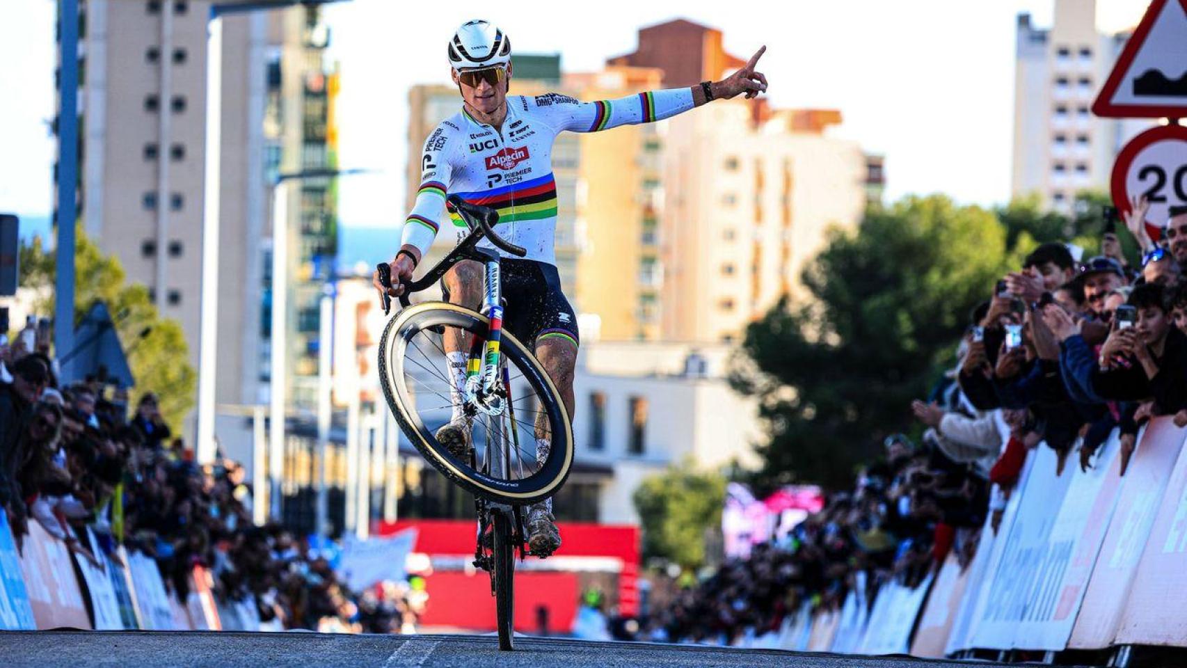 Mathieu Van der Poel, en la Copa Mundial de Ciclocross UCI 2026 en Benidorm. EE