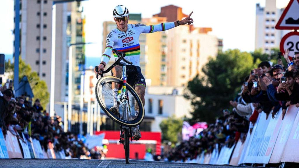 Mathieu Van der Poel, en la Copa Mundial de Ciclocross UCI 2026 en Benidorm. EE