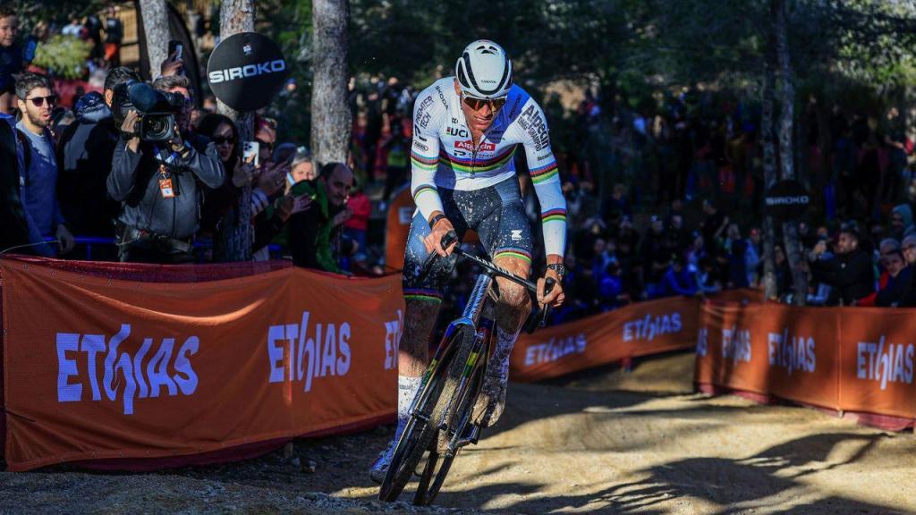 Mathieu Van der Poel, vencedor de la Copa Mundial de ciclocross en Benidorm UCI 2026. EE